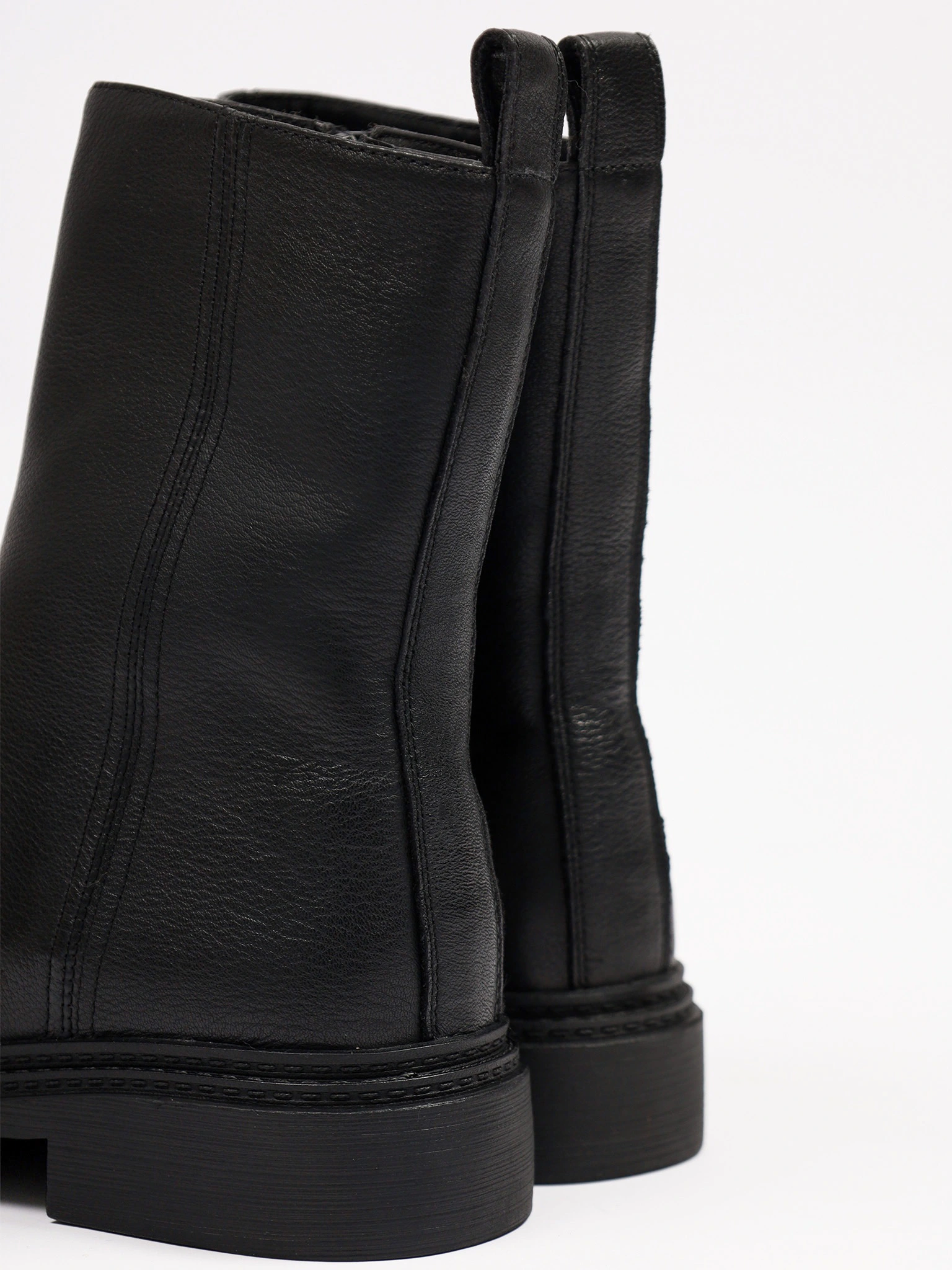 Ботинки черного цвета на среднем широком каблуке